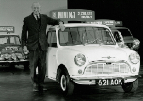 Issigonis ved siden av Mini nummer 1 nr han pensjonerte seg i 1971. Klikk for  se strre bilde.
